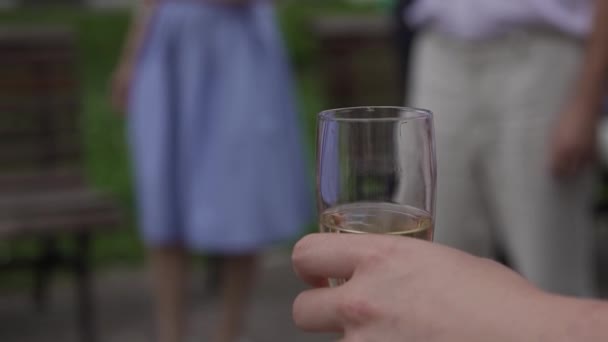 Gäster händerna ta glas med bubblande vin på festen. Glasögon är byggda i pyramiderna. Inga kända personer — Stockvideo