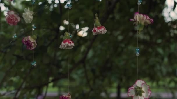 Упорядочение цветов в месте проведения свадьбы — стоковое видео