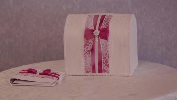 Hochzeitseinladungen und Geldkiste mit Spitze verziert — Stockvideo