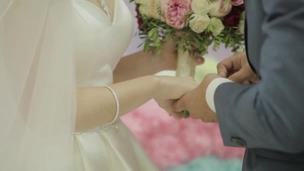 Anillos de boda en la mano de los jóvenes — Vídeos de Stock