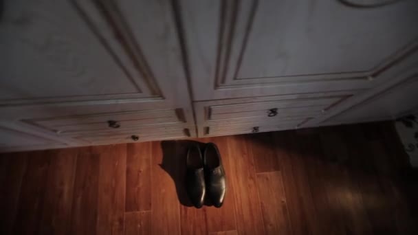 Chaussures pour hommes se tiennent près de l'armoire — Video