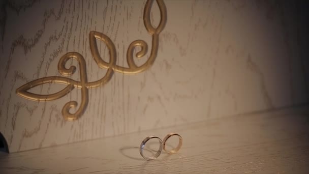 Snubní prsteny na homogenní pozadí — Stock video