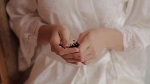 Mujer sosteniendo horquillas en hermosas manos — Vídeo de stock