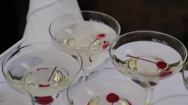 Les invités prennent des verres avec du vin bouillonnant à la fête. Les lunettes sont construites dans les pyramides. Aucune personne reconnaissable . — Video