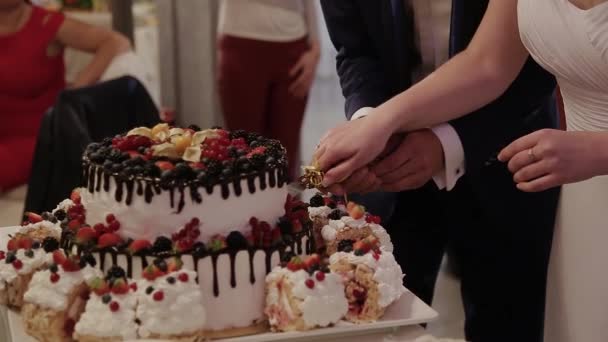 Mooie taart bij de feestelijke gebeurtenis — Stockvideo