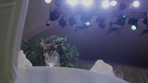 Mesa servida con flores frescas y cubiertos — Vídeos de Stock