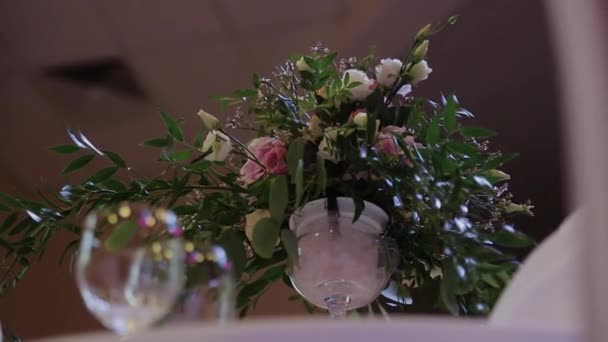 Mesa servida con flores frescas y cubiertos — Vídeos de Stock