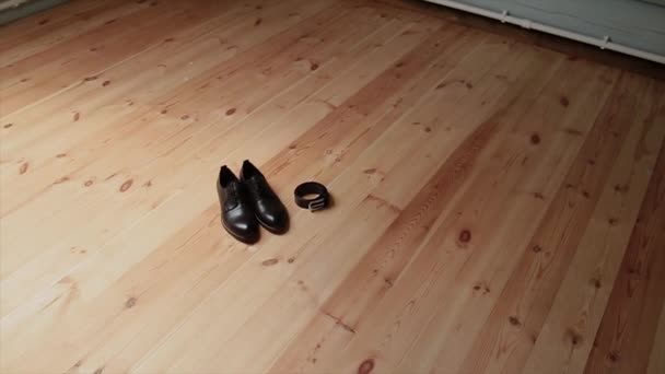 Мужская обувь стоит рядом с кабинетом — стоковое видео