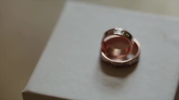 균질 배경에 결혼 반지 — 비디오