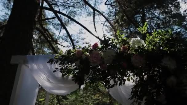 Реєстрація весільних місць, флористики, аксесуарів для весілля. сонячний день . — стокове відео