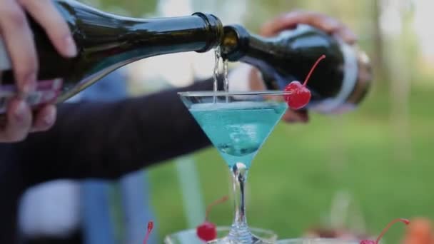 Le mani degli ospiti prendono bicchieri con vino bollente alla festa. Gli occhiali sono costruiti nelle piramidi. Nessuna persona riconoscibile . — Video Stock