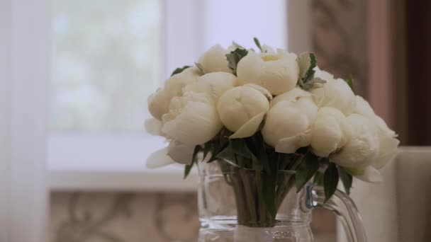 Wedding bouquet of beautiful flowers. Wedding flowers — Stock Video