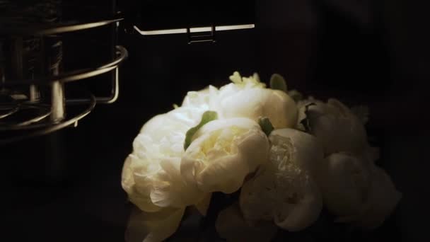 Свадебный букет красивых цветов. Свадебные цветы — стоковое видео