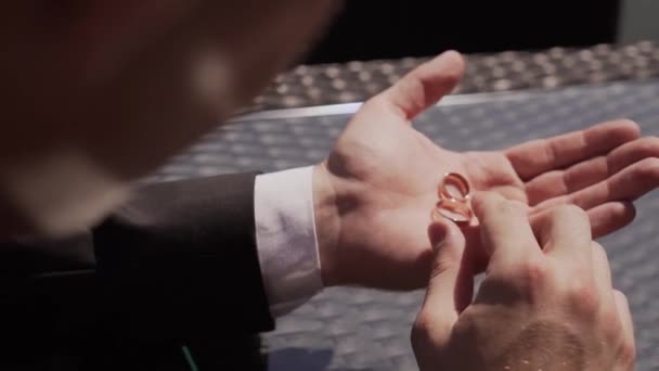 Wedding rings on the hand of young people — Stock Video