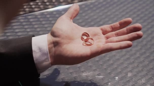 Snubní prsteny na ruce mladých lidí — Stock video