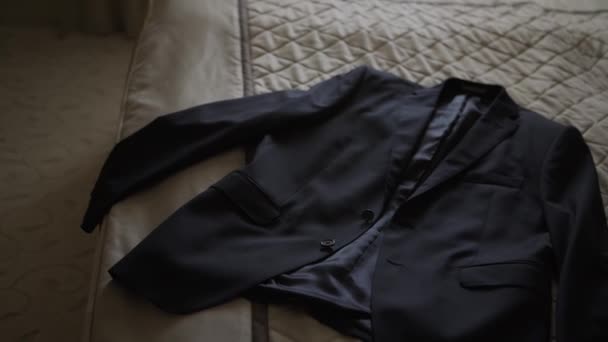 Man zet op Tie, Watch, schoen, Jaket. — Stockvideo