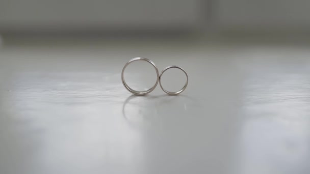 Snubní Prsteny Homogenní Pozadí — Stock video