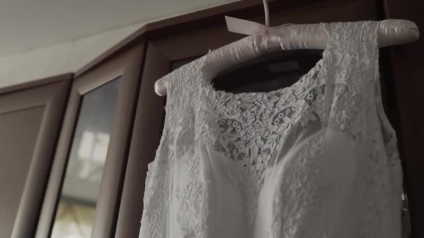 Vestido de novia colgando en frente de la ventana — Vídeo de stock