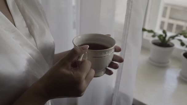 Mujer muy hermosa con una taza de café caliente — Vídeos de Stock