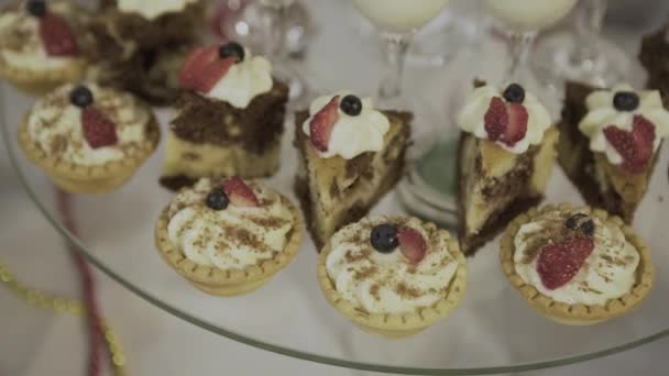 Spuntino su un piatto bianco — Video Stock