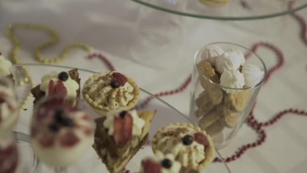 Snack auf einem weißen Teller — Stockvideo