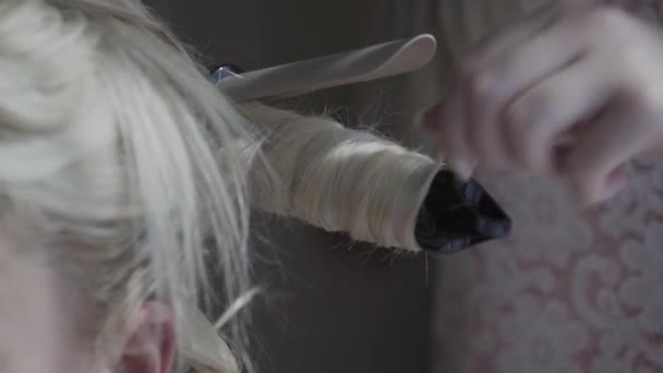 Het meisje wordt gedaan met haar haren — Stockvideo