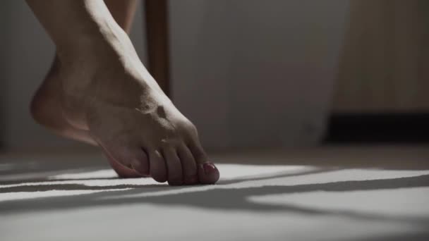 De benen van een vrouw lopen op de vloer — Stockvideo