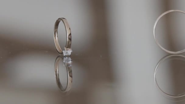 Anéis de casamento em um fundo homogêneo — Vídeo de Stock