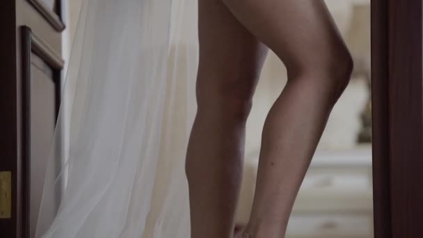 在酒店房间里穿睡衣的女人 — 图库视频影像