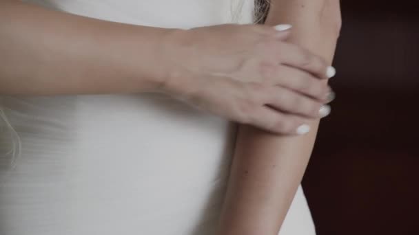 Ręce Kobieta w białej sukni — Wideo stockowe