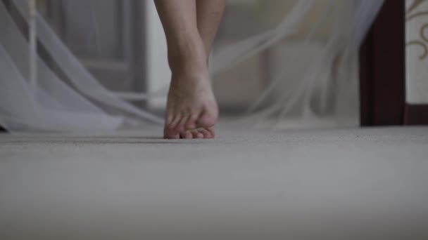 Ноги женщины ходят по полу — стоковое видео