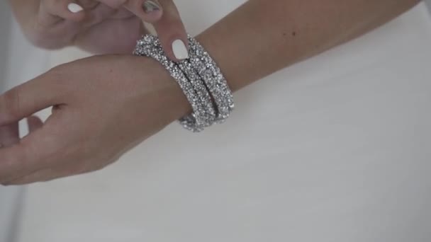 Mãos de uma mulher em um vestido branco — Vídeo de Stock