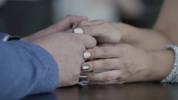 Jong paar bedrijf handen liefdevolle, knuffelen en zoenen — Stockvideo