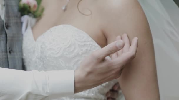 Jeune couple amoureux tenant la main, embrassant et embrassant — Video