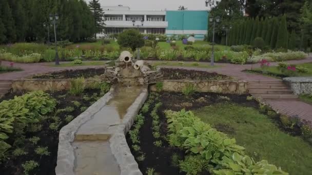 自然石で作られた家の中庭の噴水 — ストック動画