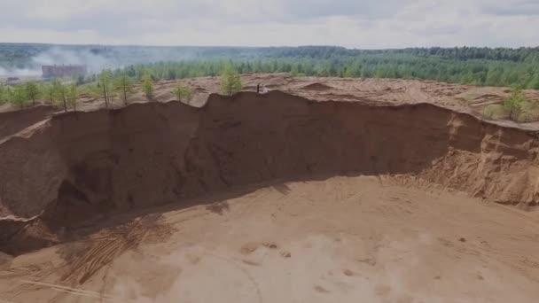 Vuelo sobre cantera de arena a cielo abierto — Vídeos de Stock