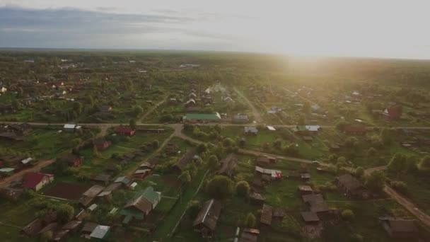 Vista aérea del dron: Vuelo sobre montañas otoñales con bosques, prados y colinas en la luz suave puesta de sol. Europa. Paisaje majestuoso. Mundo de belleza. Resolución 4K . — Vídeo de stock