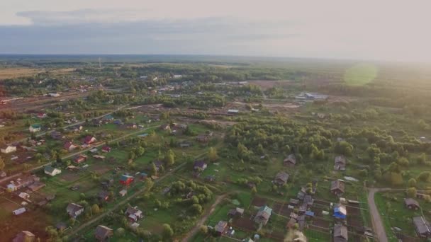 Drone кадри пташиного польоту: Політ над осінніх Гор з ліси, луки, пагорби в sunset м'яке світло. Європи. Величний пейзаж. Світі краси. 4 k роздільна здатність. — стокове відео