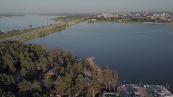 Drone beelden luchtfoto: Vlucht over herfst bergen met bossen, weiden en heuvels in zonsondergang zacht licht. Europa. Majestueuze landschap. Schoonheid wereld. 4 k-resolutie. — Stockvideo