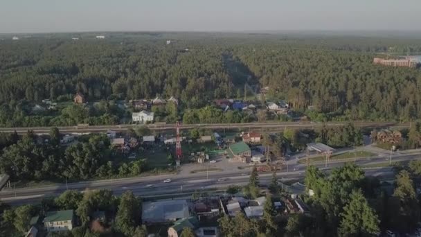 Вид с воздуха с беспилотника: Полет над осенними горами с лесами, лугами и холмами в закате мягкий свет. В Европе. Величественный пейзаж. Мир красоты. Разрешение 4K . — стоковое видео