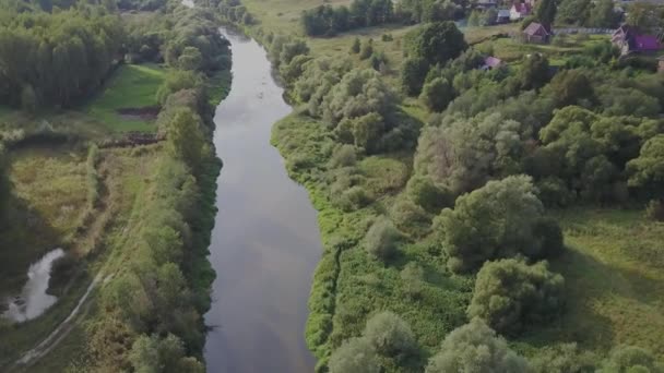 Drone beelden luchtfoto: Vlucht over herfst bergen met bossen, weiden en heuvels in zonsondergang zacht licht. Europa. Majestueuze landschap. Schoonheid wereld. 4 k-resolutie. — Stockvideo