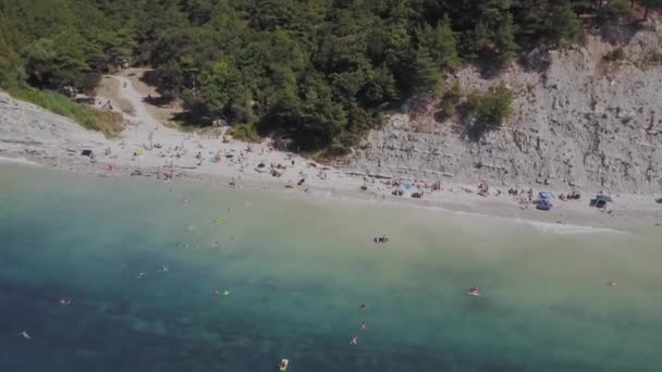 Flug über den wilden Strand. Berge und Klippen — Stockvideo