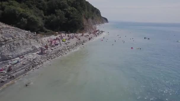 Flug über den wilden Strand. Berge und Klippen — Stockvideo