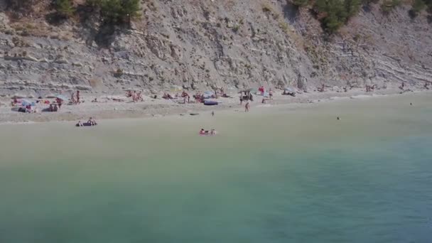 Flug über den wilden Strand. Berge und Klippen — Stockvideo