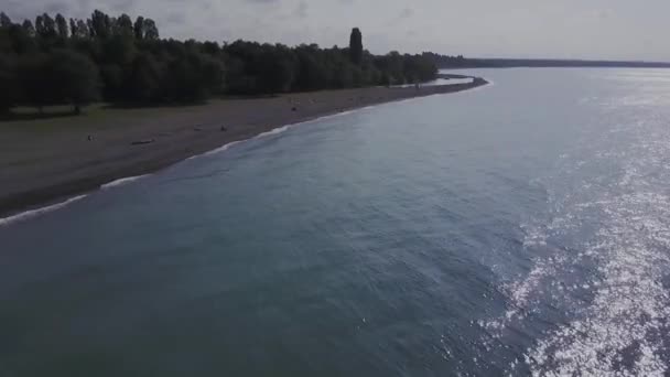 Vlucht over de wilde strand. Bergen en rotsen — Stockvideo