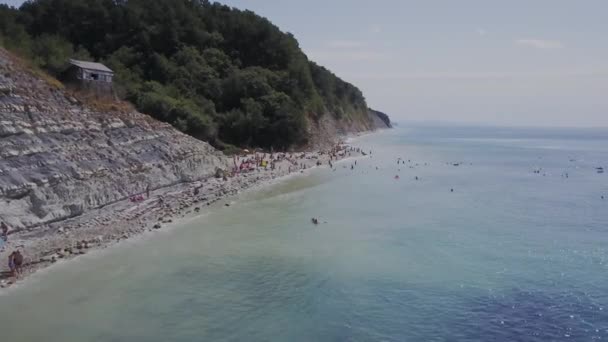 Flug über den wilden Strand. Berge und Klippen — Stockvideo