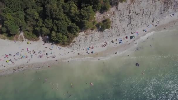 Flug über den wilden Strand. Berge und Klippen — Stockvideo