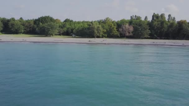 Vuelo sobre la playa salvaje. Montañas y acantilados — Vídeos de Stock