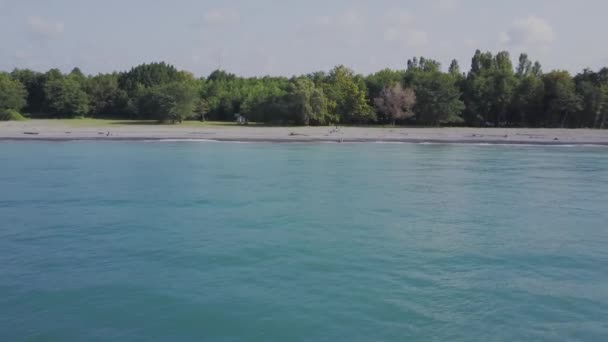 Flug über den wilden Strand. Berge und Klippen — Stockvideo