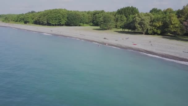 Flug über den wilden Strand. Berge und Klippen — Stockvideo